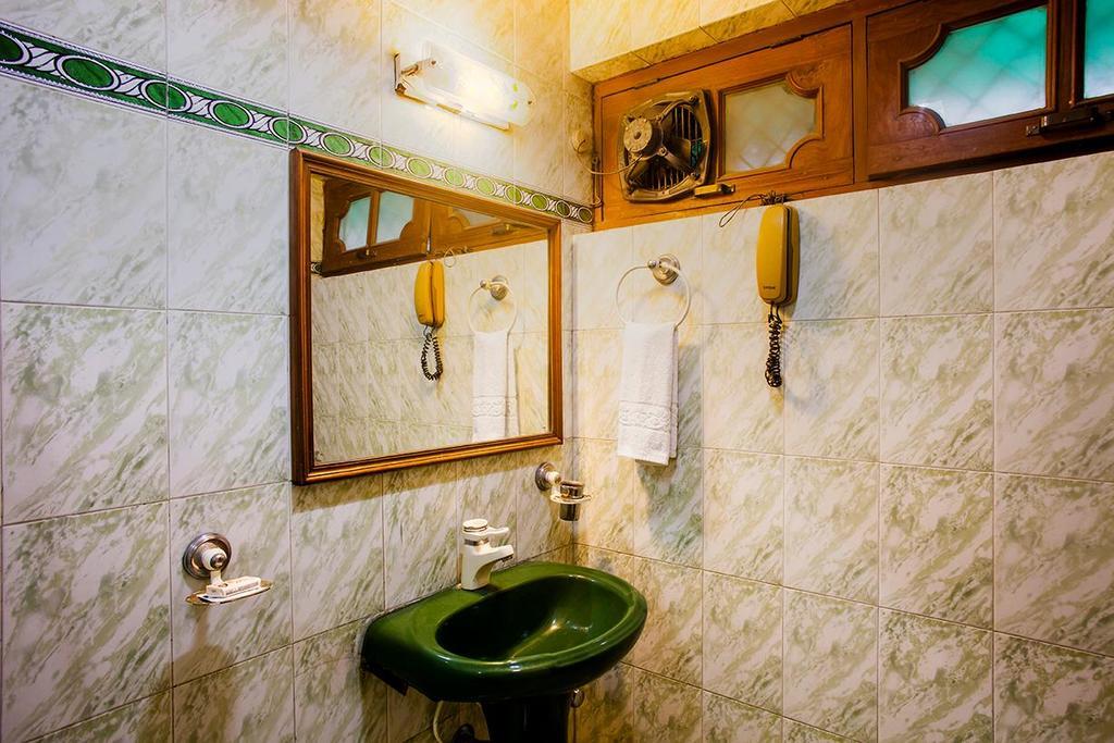 Hotel Imperial House Аллахабад Экстерьер фото